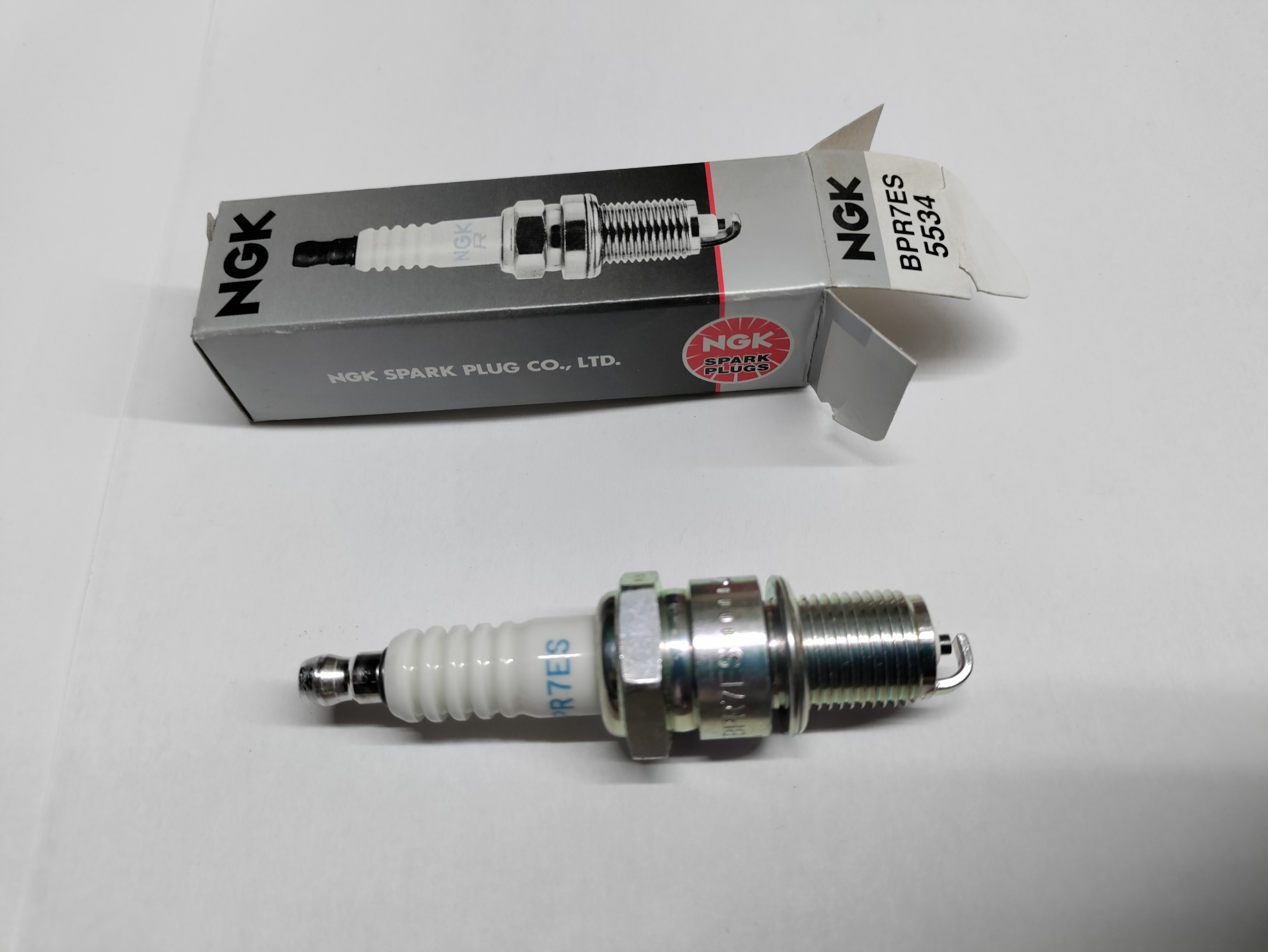 NGK Standard Spark Plug BPR7ES - Click Image to Close
